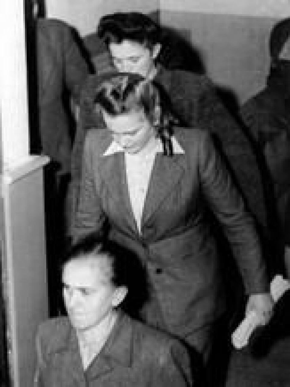 Her forlater SS-soldaten Irma Grese rettssalen i Tyskland etter å ha blitt dømt til døden for sine gjerninger i konsentrasjoneleirene Ravensbrück og Bergen-Belsen. Her forlater SS-soldaten Irma Grese rettssalen i Tyskland etter å ha blitt dømt til døden for sine gjerninger i konsentrasjoneleirene Ravensbrück og Bergen-Belsen. Foto: AP/NTB