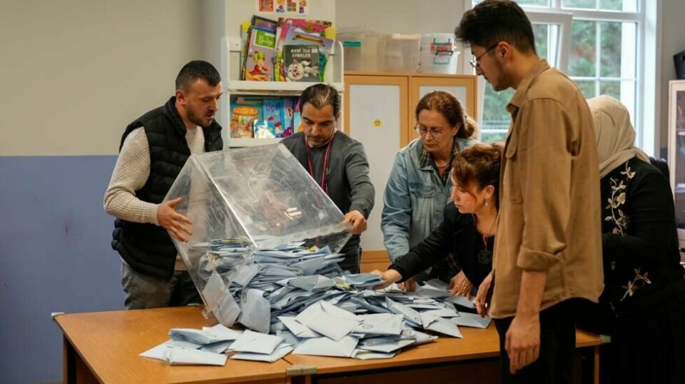 Valgmedarbeidere i Istanbul er i gang med tellingen under lokalvalget i Tyrkia. på Election representatives count the ballots at a polling station in Istanbul, Turkey, Sunday, March 31, 2024. TFoto: Emrah Gurel / AP / NTB