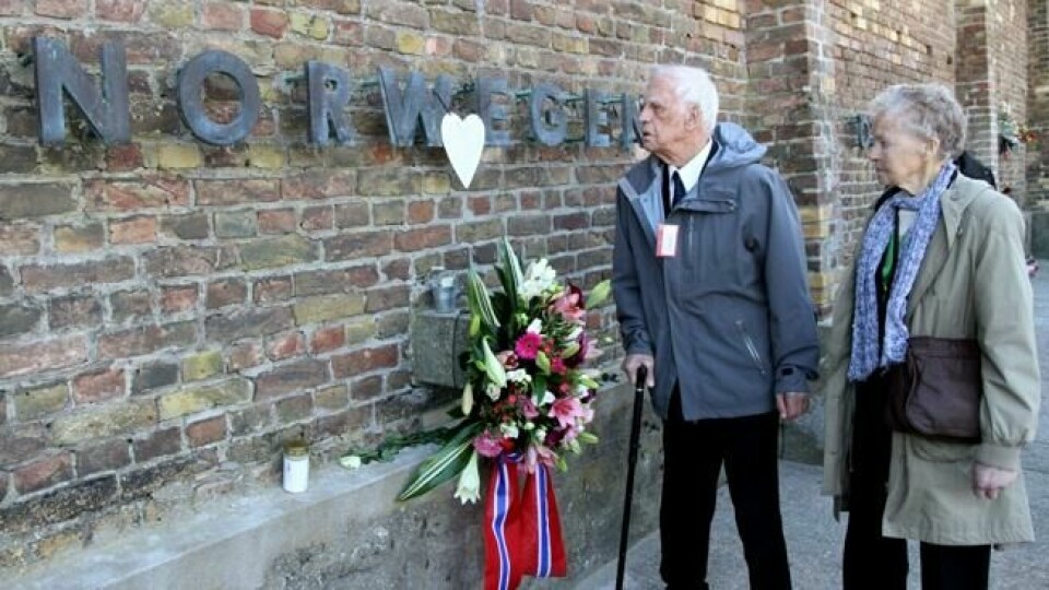 Tidsvitnene Magnhild Bråthen og Sigurd Syversen står ved det norske minnesmerket i konsentrasjonsleiren Ravensbrück. Syversen satt i leiren Sachsenhausen, mens Bråthen var blant de 103 kvinnene som i løpet av krigsårene var fanger i Ravensbrûck. Tidsvitnene Magnhild Bråthen og Sigurd Syversen står ved det norske minnesmerket i konsentrasjonsleiren Ravensbrück. Syversen satt i leiren Sachsenhausen, mens Bråthen var blant de 103 kvinnene som i løpet av krigsårene var fanger i Ravensbrûck. Foto: Anne Marte Vestbakke / NTB