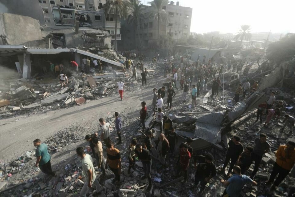 Palestinere leter etter overlevende etter et israelsk luftangrep i Khan Younis sør på Gazastripen tirsdag. Israel har bedt innbyggerne i Gaza om å flykte til den sørlige delen av det palestinske området. Palestinere leter etter overlevende etter et israelsk luftangrep i Khan Younis sør på Gazastripen tirsdag. Israel har bedt innbyggerne i Gaza om å flykte til den sørlige delen av det palestinske området. Foto: Mohammed Dahman / AP / NTB