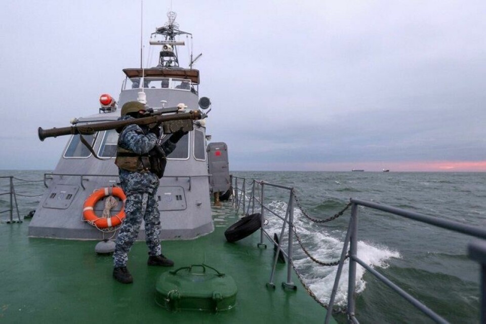 En ukrainsk soldat søker etter potensielle luftmål med en «Stinger».