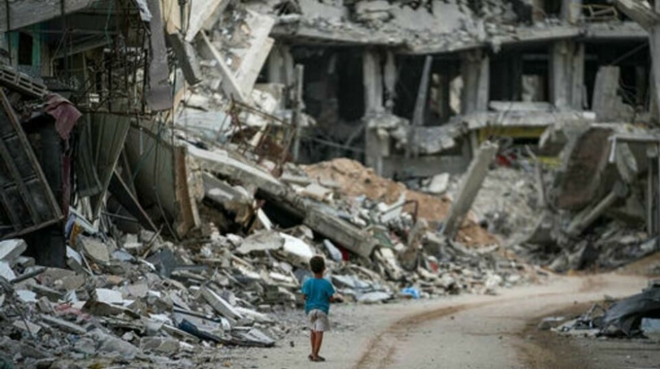 Over 43.000 mennesker er ifølge palestinske helsemyndigheter drept i israelske angrep på Gazastripen det siste året, og ødeleggelsene er enorme. Norge og drøyt 50 andre land ber nå om stans i våpenleveransene til Israel. Foto: AP / NTB