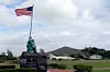 Et amerikansk flagg veiver i vinden ved et minnesmerke for andre verdenskrig ved marinebasen i Kaneohe, Hawaii. Angrepet på Pearl Harbour på Hawaii var den utløsende faktoren som førte til at USA gikk inn i Andre Verdenskrig. Men om en annen stat skulle angrepet Hawaii nå, er det ingen forpliktelse i Natos Artikkel 5 om at Nato-allierte vil måtte forsvare USA. Foto: Ronen Zilberman / AP