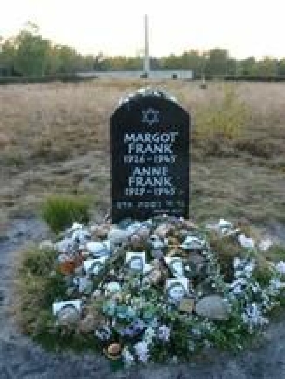 Minnesmerke over Anne og Margot Frank i Bergen-Belsen. Foto: Wikimedia Commons Minnesmerke over Anne og Margot Frank i Bergen-Belsen. Foto: Wikimedia Commons