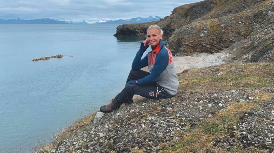 Kathrine Sørland anbefaler Svalbard sommer som vinter. Her har reisefølget gått i land for å gjøre TV-opptak.