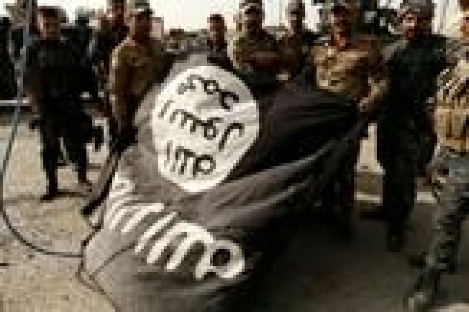 Irakiske soldater poserer med IS-flagget i byen al-Shura under offensiven mot IS sør for Mosul oktober 2016. NTB Scanpix/Reuters. Irakiske soldater poserer med IS-flagget i byen al-Shura under offensiven mot IS sør for Mosul oktober 2016. NTB Scanpix/Reuters.