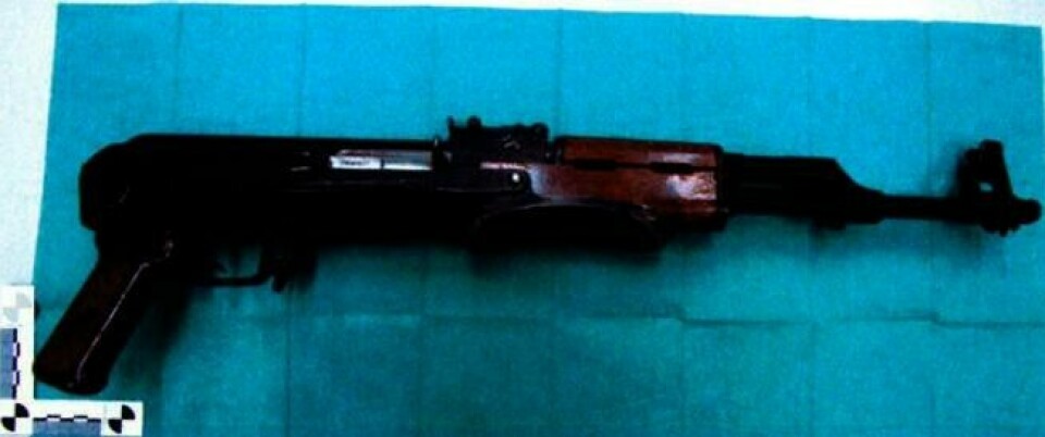Beslag fra nederlandsk politi. En Kalashnikov funnet i huset til en 30 år gammel mann som var mistenkt for å ha planlagt et terrorangrep. NTB Scanpix/AP. Beslag fra nederlandsk politi. En Kalashnikov funnet i huset til en 30 år gammel mann som var mistenkt for å ha planlagt et terrorangrep. NTB Scanpix/AP.