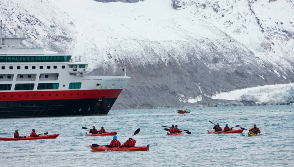 Regjeringen vil skjerpe reglene for turismen på Svalbard, som er hvor cruisepassasjerer har en utflukt med kajakk i Magdalenafjorden. Regjeringen vil skjerpe reglene for turismen på Svalbard, som er hvor cruisepassasjerer har en utflukt med kajakk i Magdalenafjorden. Foto: Altrendo Images / Shutterstock / NTB