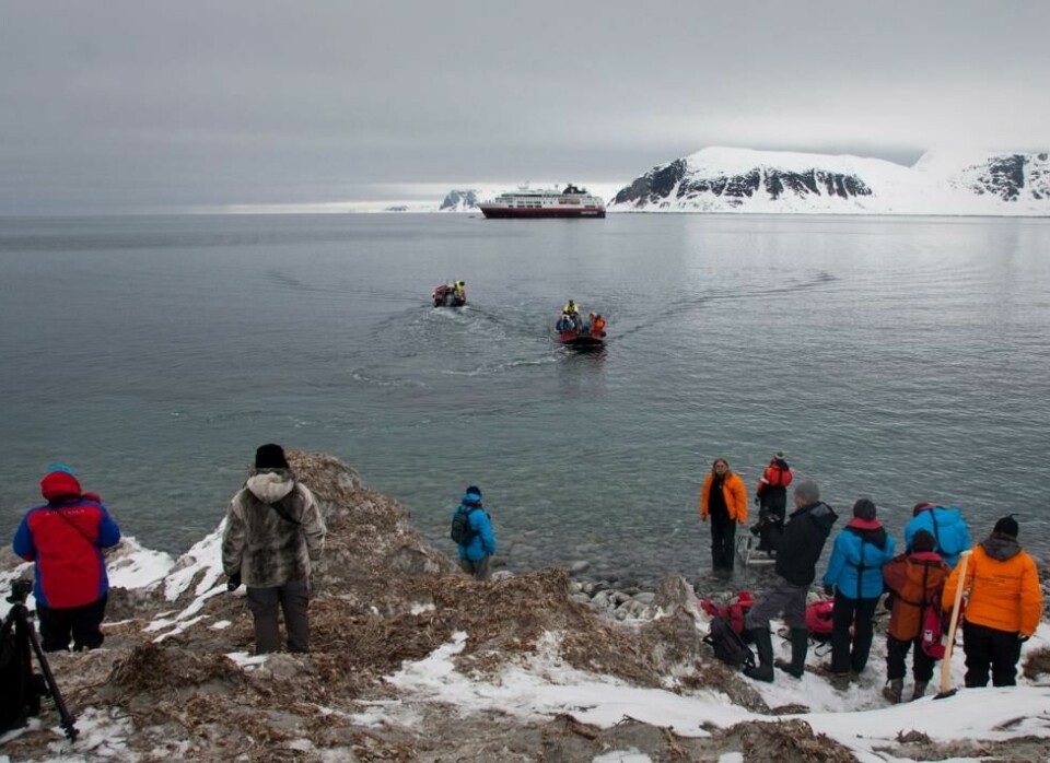 Cruiseturister skal kunne gå iland på færre steder på Svalbard. Hurtigruten har seilt til Svalbard siden 1896. Bildet er tatt på Norskøya i 2010. Cruiseturister skal kunne gå iland på færre steder på Svalbard. Hurtigruten har seilt til Svalbard siden 1896. Bildet er tatt på Norskøya i 2010. Foto: Marianne Løvland / NTB SCANPIX / NTB scanpix