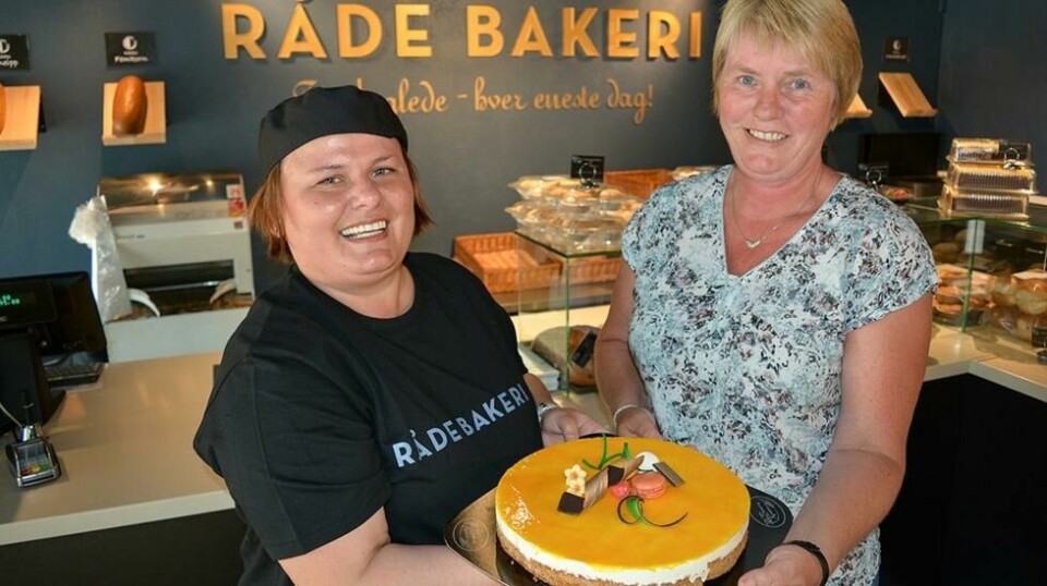 Driftsleder for Råde Bakeri utsalg, Linda Fredriksen, deler ut ostekake til én av de over 170 vinnerne av en ostekake, Gerd Wenche Bråthen. Egentlig skulle bare én kake deles ut i Facebook-konkurransen. Foto: Torgeir Snilsberg /Moss Avis.