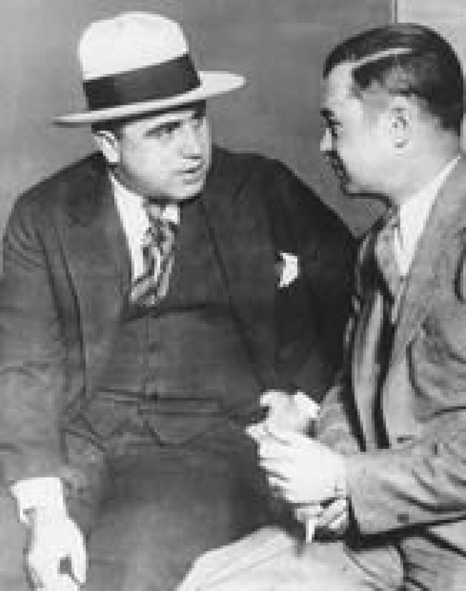 Al Capone (v.) unngikk fengsling gang på gang, mye takket være Edward J. O'Hare. Til slutt var det advokaten selv som sørget for at klienten havnet bak gitteret. Foto: AP Photo Al Capone (v.) unngikk fengsling gang på gang, mye takket være Edward J. O'Hare. Til slutt var det advokaten selv som sørget for at klienten havnet bak gitteret. Foto: AP Photo