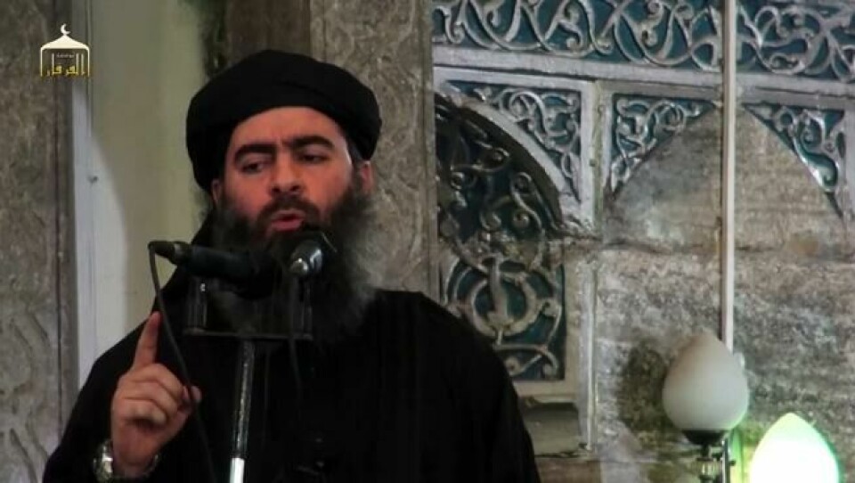 IS-leder Abu Bakr al-Baghdadi i en propagandavideo filmet i Mosul 5. juli 2014. Amerikanske myndigheter har utlovet en dusør på 25 millioner dollar for terror-toppen. NTB Scanpix/AFP. IS-leder Abu Bakr al-Baghdadi i en propagandavideo filmet i Mosul 5. juli 2014. Amerikanske myndigheter har utlovet en dusør på 25 millioner dollar for terror-toppen. NTB Scanpix/AFP.