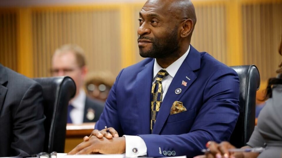 Spesialrådgiver Nathan Wade ble hyret av Georgias statsadvokat Fani Willis for å bistå henne i saken mot ekspresident Donald Trump der han står tiltalt for ulovlig valgpåvirkning. Fredag trakk han seg fra saken. Foto: Alex Slitz / AP / NTB