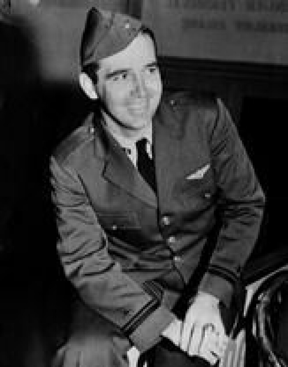 Edward O'Hare, fotografert i San Francisco 16. april 1942 mens han venter på et fly som skal ta ham hjem til kona i Arizona. Foto: AP Edward O'Hare, fotografert i San Francisco 16. april 1942 mens han venter på et fly som skal ta ham hjem til kona i Arizona. Foto: AP