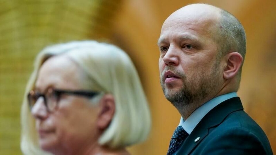 Finansminister Trygve Slagsvold Vedum og Marit Arnstad (Sp) i Vandrehallen på Stortinget etter regjeringsutgangen torsdag.