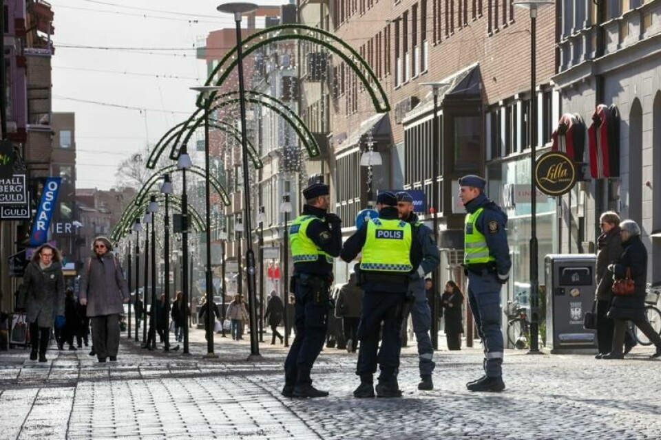 Politi i gatene i Örebro etter masseskytingen i februar.