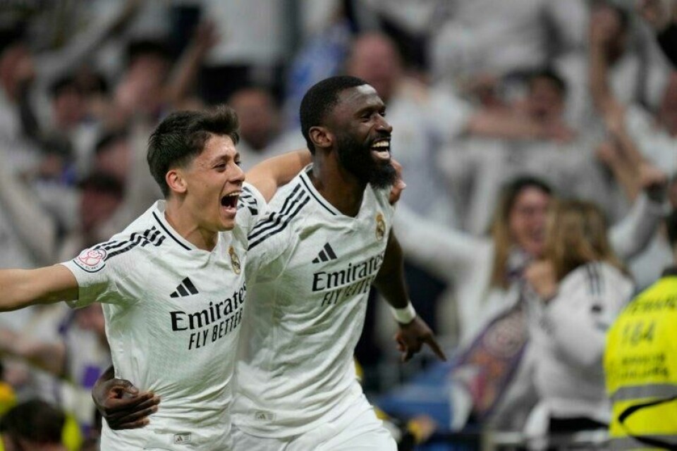 Innbytterne Antonio Rüdiger og Arda Güler jubler etter å ha samarbeidet om det avgjørende målet da Real Madrid tok seg til cupfinale i et ellevilt drama mot Real Sociedad.