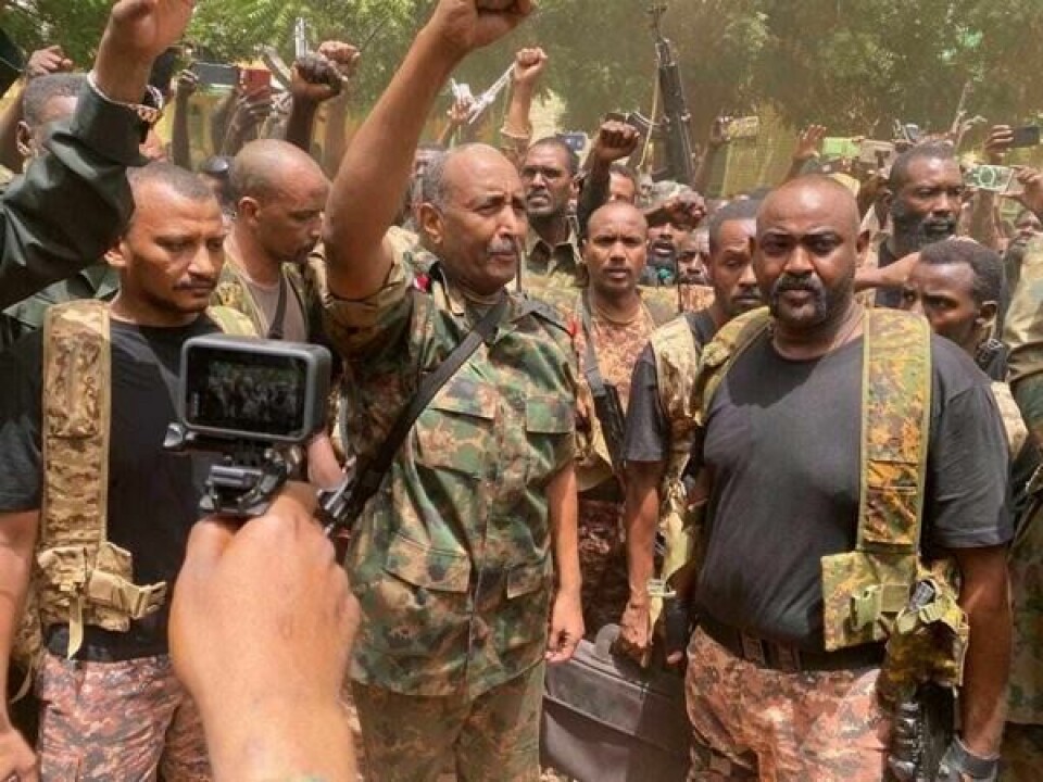 Sudan ledes av kuppgeneralen Abdel-Fattah Burhan (i midten) som avviser anklager fra FN og andre om at landets regjeringsstyrker står bak omfattende krigsforbrytelser.