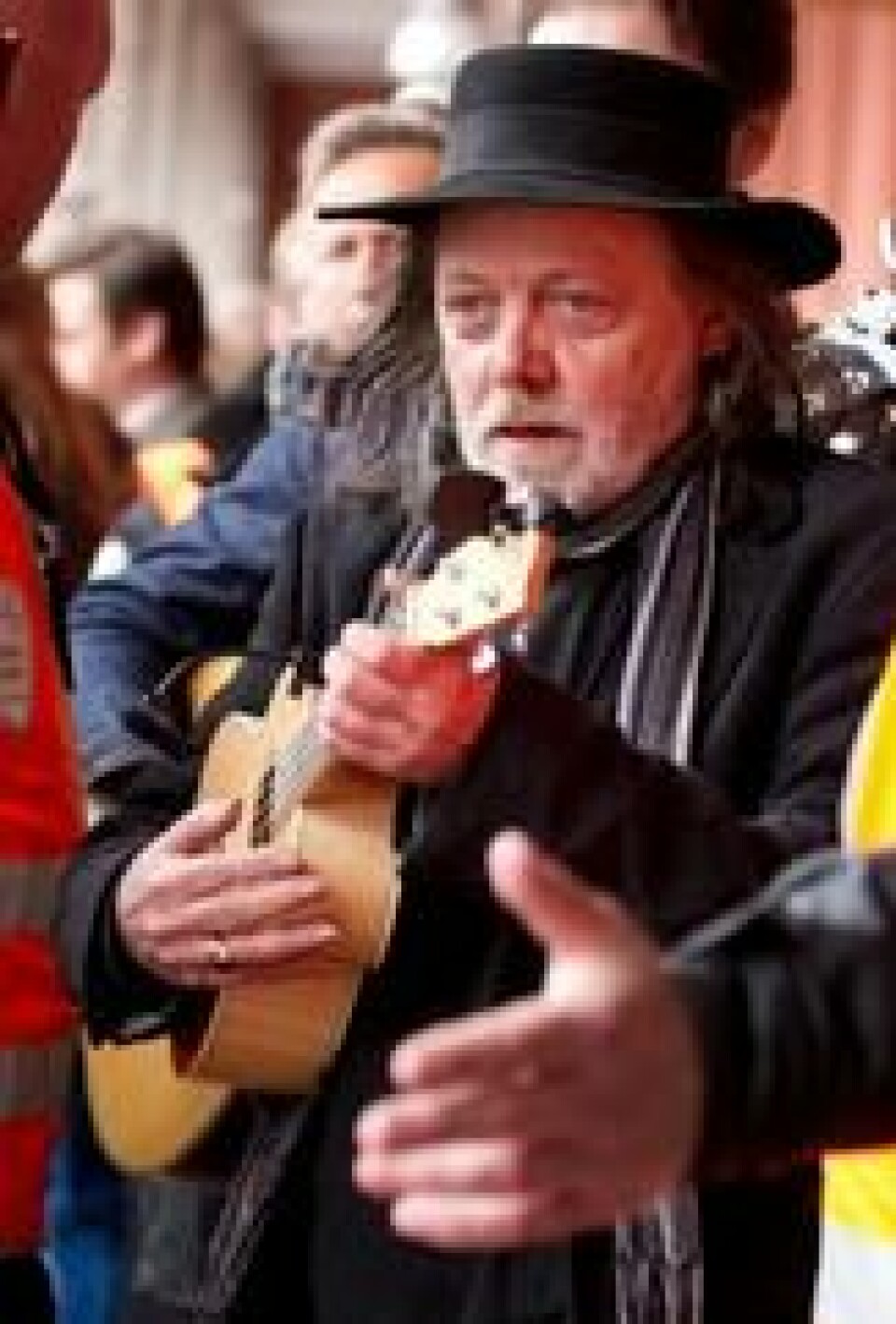 BARN AV REGNBUEN: Tusenvis av mennesker sang «Barn av regnbuen» sammen med Lillebjørn Nilsen på Youngstorget i 2012. Grunnen var at 22. juliterroristen omtalte sangen som et eksempel på marxistisk indoktrinering av barn. BARN AV REGNBUEN: Tusenvis av mennesker sang «Barn av regnbuen» sammen med Lillebjørn Nilsen på Youngstorget i 2012. Grunnen var at 22. juliterroristen omtalte sangen som et eksempel på marxistisk indoktrinering av barn. Foto: Heiko Junge / NTB scanpix