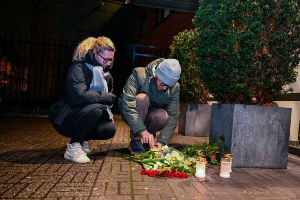 Pauline Nygård og Øystein Nygård legger blomster foran Stavanger politistasjon etter at en politimann ble skutt og drept på Klepp natt til lørdag.