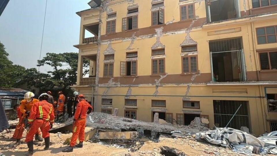 Redningsarbeidere ved buddhistklosteret i Mandalay, der en rekke munker omkom.