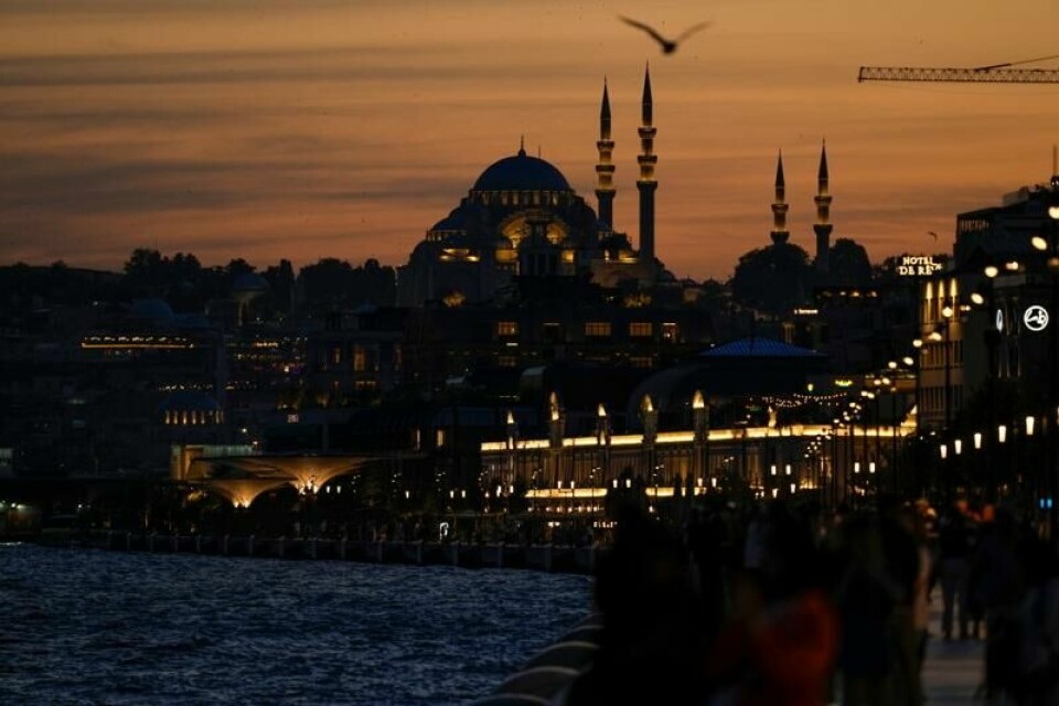 Minst 37 personer er bekreftet døde etter å ha drukket ulovlig og farlig sprit i Istanbul. Illustrasjonsfoto: Khalil Hamra / AP / NTB