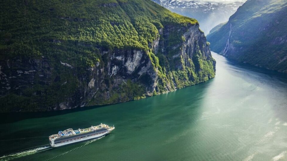 PCruiseskip på vei ut Geirangerfjorden i Møre og Romsdal. I sommer ble fjorden innhyllet i eksos, da cruisekapasiteten ble sprengt. I løpet av 2018 er det ventet at186 cruiseskip med hele 360.000 cruiseturister ankommer Geiranger. Det er ny rekord.