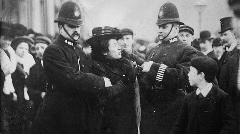 En suffragett blir arrestert av britisk politi i London 1910-1915. Storbritannia fikk stemmerett for kvinner først i 1928. Foto: Wikimedia