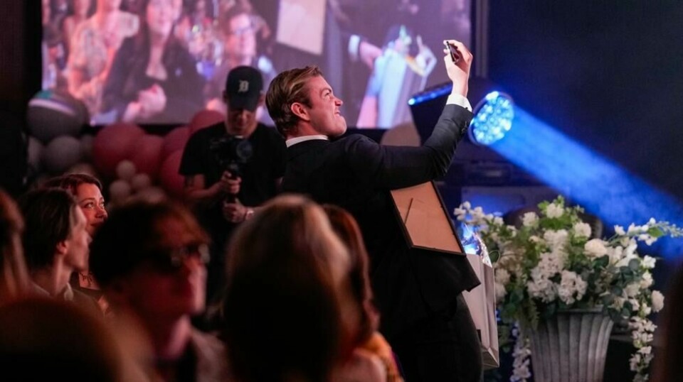 Oskar Westerlin filmer seg selv etter å ha vunnet i kategorien «Underholdning».