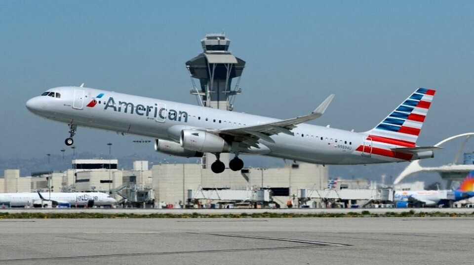 Et American Airlines fly tar av fra en flyplass i USA. Illustrasjonsfoto.