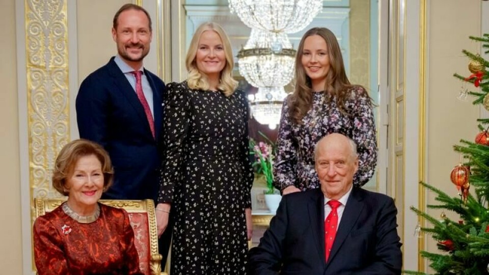Kong Harald og dronning Sonja sammen med kronprins Haakon, prinsesse Ingrid Alexandra og kronprinsesse Mette-Marit i den røde salong på Slottet i Oslo under julefotograferingen.