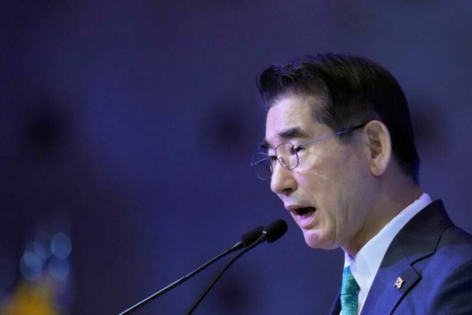 Sør-Koreas forsvarsminister Kim Yong-hyun trakk seg i det politiske kaoset i kjølvannet av den militære unntakstilstanden i landet tirsdag.