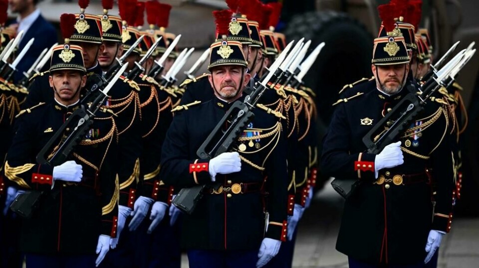 Den franske garden står i posisjon før militærparaden på Bastilledagen på Champs-Elysees, i Paris 14. juli 2023.