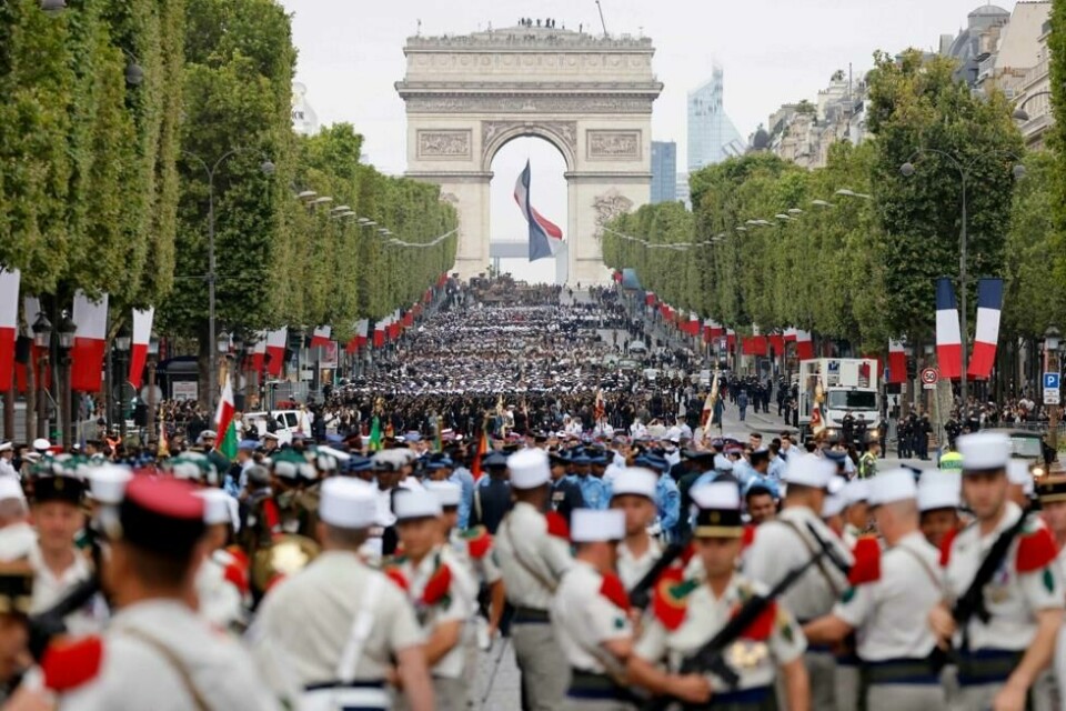 Franske tropper forbereder seg til militærparaden på Bastilledagen på Champs-Elysees, med Triumfbuen i bakgrunnen, i Paris 14. juli 2023. Franske tropper forbereder seg til militærparaden på Bastilledagen på Champs-Elysees, med Triumfbuen i bakgrunnen, i Paris 14. juli 2023. Foto: Ludovic MARIN / AFP