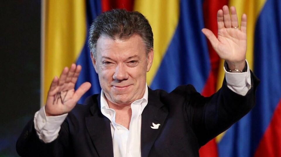 Colombias president Juan Manuel Santos tildeles Nobels fredspris for 2016.