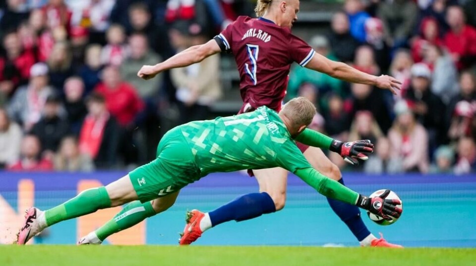 Erling Braut Haaland runder Kasper Schmeichel og scorer sitt 31. landslagsmål. Foto: Fredrik Varfjell / NTB