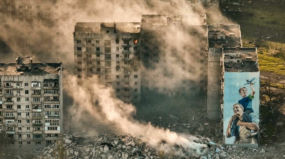 Røyk stiger mot himmelen i Bakhmut i Ukraina, åstedet for harde kamper mellom ukrainske og russiske soldater. Dette bildet ble tatt 26. april i fjor.