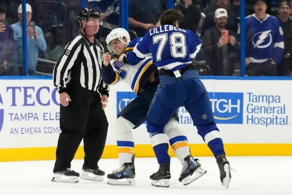 Nordmannen Emil Lilleberg (med ryggen til) havnet i slåsskamp med St. Louis Blues' Brayden Schenn i NHL-oppgjøret der Tampa vant 3-1 torsdag. Begge spillerne fikk fem minutter i utvisningsboksen.