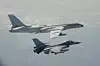 Et kinesisk bombefly av typen H-6 eskorteres av en taiwansk F-16. Bildet er fra 2020. Foto: AFP / NTB