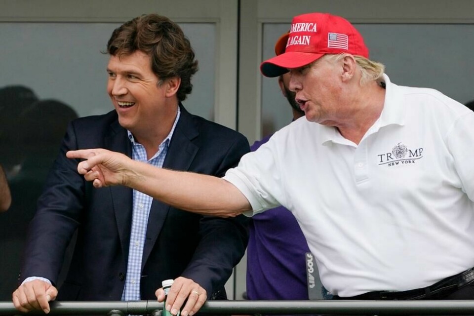 Tucker Carlson sammen med tidligere president Donald Trump under en golfturnering sommeren 2022. Tucker Carlson sammen med tidligere president Donald Trump under en golfturnering sommeren 2022. Foto: Seth Weni / AP / NTB