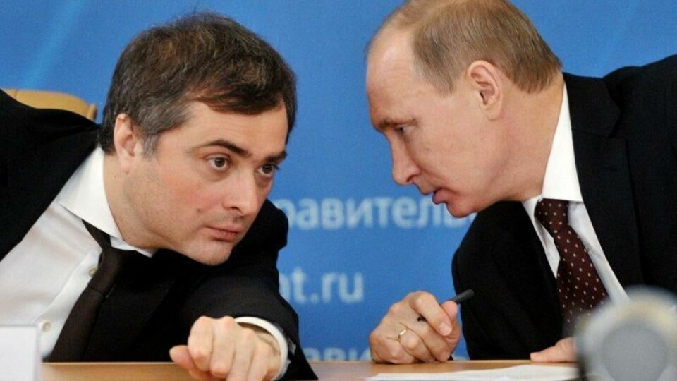 Vladislav Surkov og Vladimir Putin i 2012. De to var henholdsvis visestatsminister og statsminister på denne tiden. Dimitrij Medvedev var landets president.