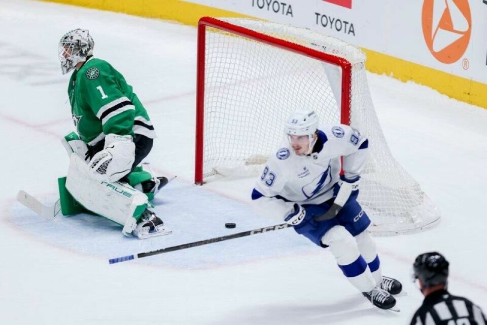 Tampa Bay Lightnings midtspiss Gage Goncalves (93) scorer det avgjørende målet på straffeslag forbi Dallas Stars' målvakt Casey DeSmith (1) i NHL-kampen i Dallas torsdag.