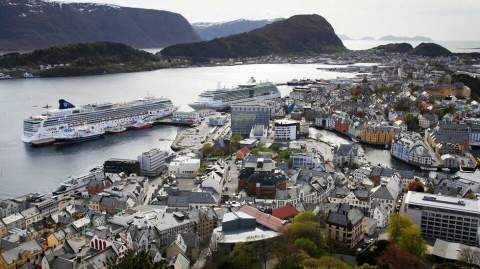 Cruiseskip i Ålesund, 2016. Til h. «Serenade of the Sea», eid av Royal Caribbean International, og til v. «Norwegian Star», eid av Norwegian Cruise Line. Arkivfoto: Halvard Alvik / NTB scanpix