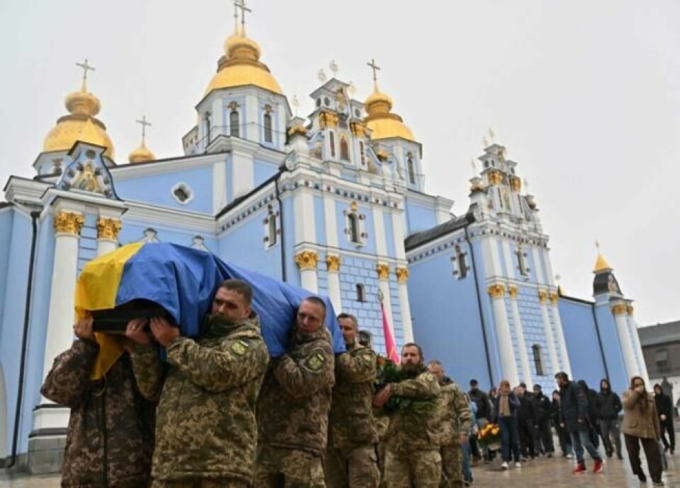 Ukrainske soldater bærer kisten til kameraten sin, den kjente håndballspilleren Yevgen Kolesnichenko, som døde nær Bakhmut under et slag i Donetsk-regionen Bildet er fra begravelsesseremonien ved Mykhaylo Golden Doms-katedralen i Kiev 16. november 2022. Ukrainske soldater bærer kisten til kameraten sin, den kjente håndballspilleren Yevgen Kolesnichenko, som døde nær Bakhmut under et slag i Donetsk-regionen Bildet er fra begravelsesseremonien ved Mykhaylo Golden Doms-katedralen i Kiev 16. november 2022. Foto: Sergei Supinsky / AFP