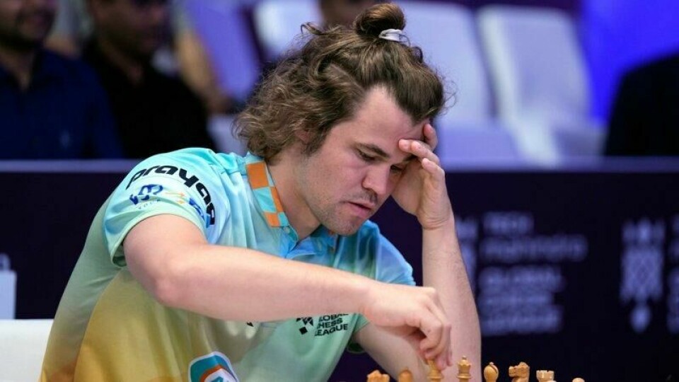 Magnus Carlsen i aksjon i Dubai sist juli.