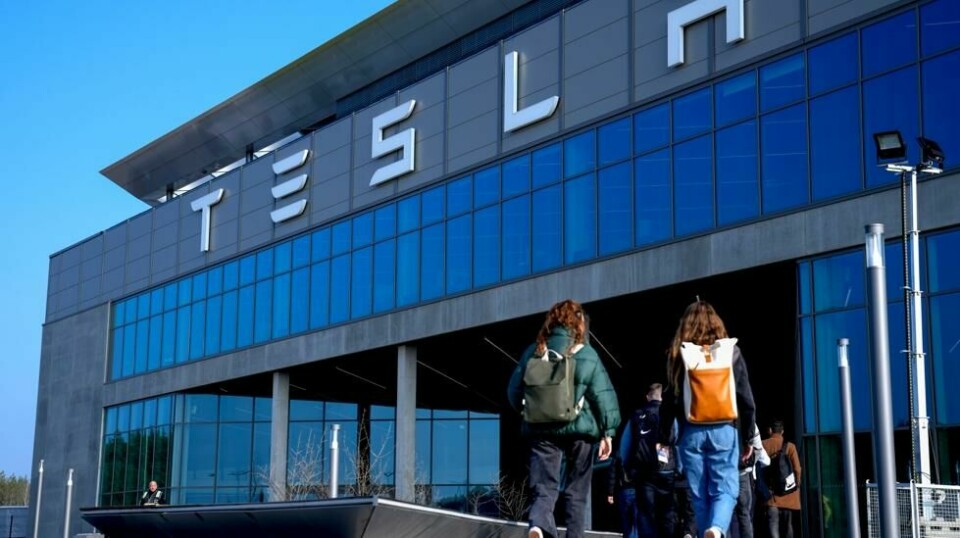Tesla solgte nesten 9 prosent færre biler i første kvartal enn det de gjorde i samme periode i fjor. Dette bildet er fra bilprodusentens fabrikk i Grünheide nær Berlin i Tyskland. Foto: AP / NTB