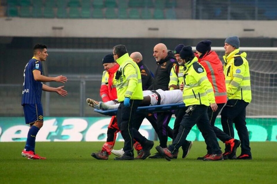 Fiorentina-spiller Moise Kean bæres ut etter å ha kollapset på banen i kampen mot Hellas Verona.