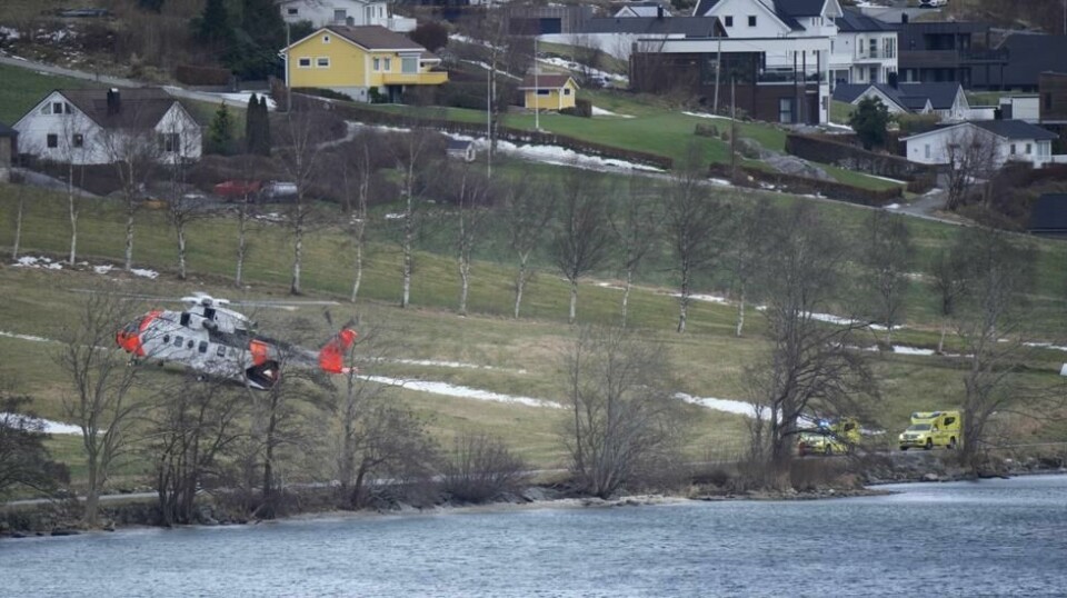 En bevisstløs person er tatt opp av vannet i Vindafjord mandag. tatt opp av vannet. Foto: Jan Kåre Ness / NTB