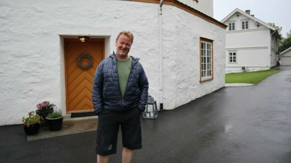Didrick Ose kjøpte seg en gård like ved Molde lufthavn i 2008. I gårdens hovedhus, et trehus fra 1812, bor Ose med familien. I det åttekantede huset bak ham, har han kontor og møterom. Didrick Ose kjøpte seg en gård like ved Molde lufthavn i 2008. I gårdens hovedhus, et trehus fra 1812, bor Ose med familien. I det åttekantede huset bak ham, har han kontor og møterom. Foto: Elisabeth Bergskaug/ABC Nyheter