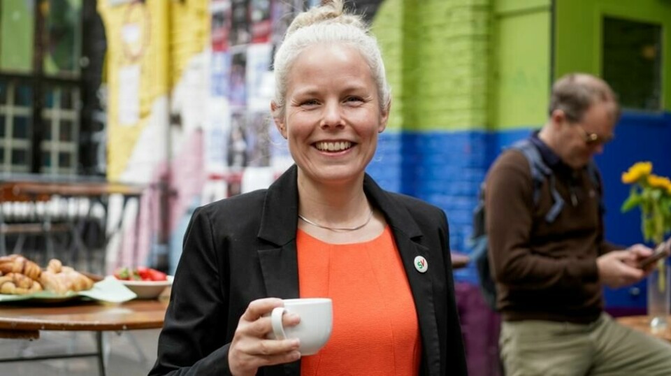 SV-leder Kirsti Bergstø smilte godt da SV holdt sommerpressekonferanse i juni og blant annet bød på bakverk, som man kan se i bakgrunnen. Foto: Amanda Pedersen Giske / NTB